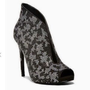 Steve Madden St. Lucia Black Monochrome Camouflage Gemstone Ankle Boots B51